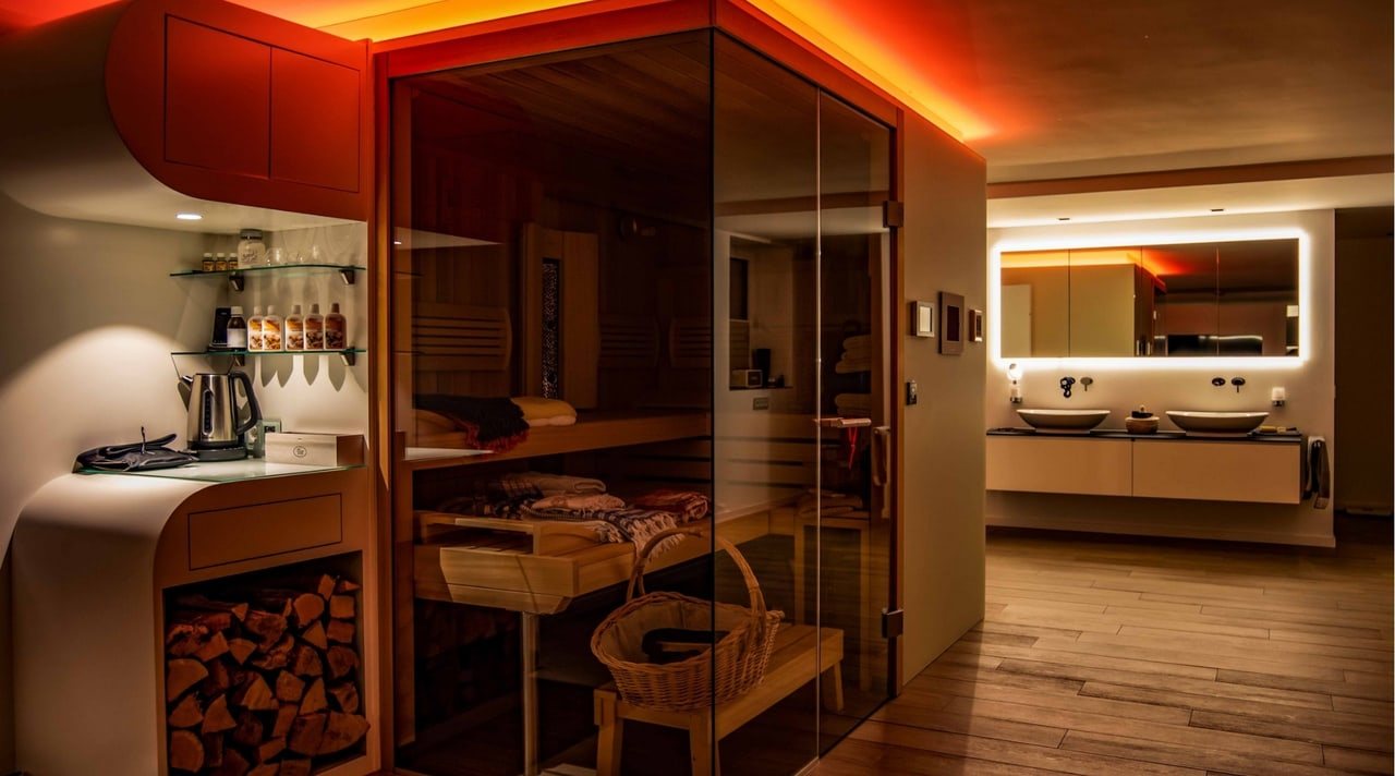 Badezimmer mit Sauna und indirekter Beleuchtung