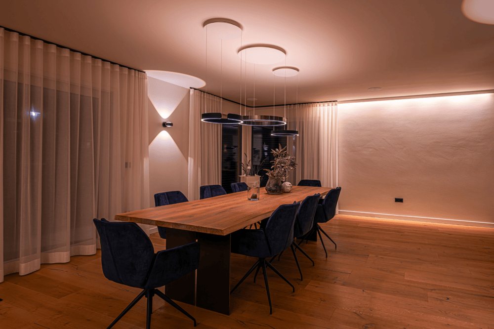 Modernes Esszimmer mit Holztisch und blauen Stühlen
