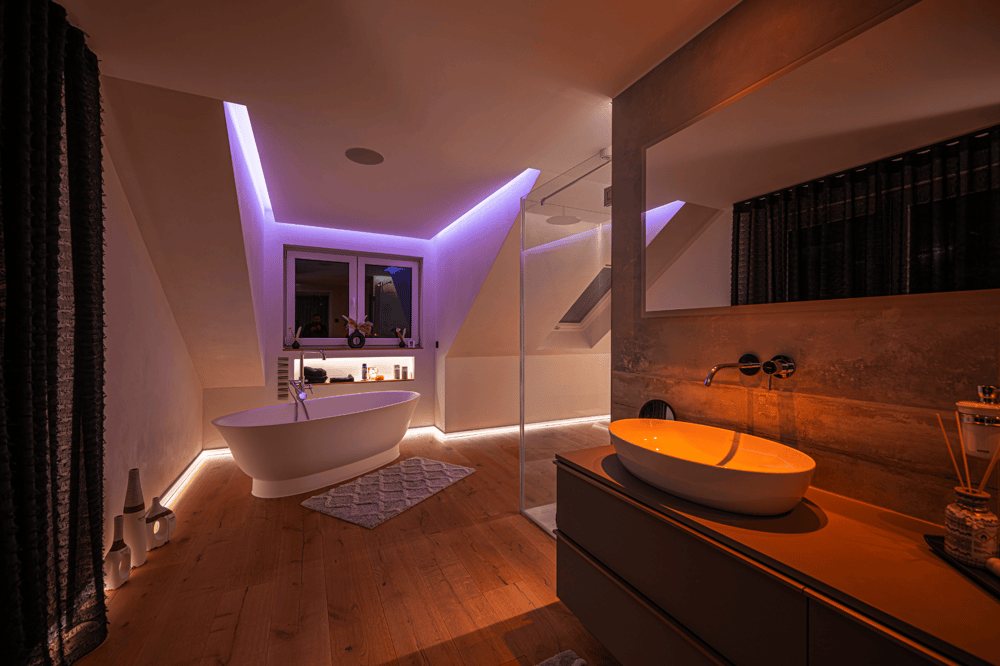 Modernes Badezimmer mit freistehender Badewanne