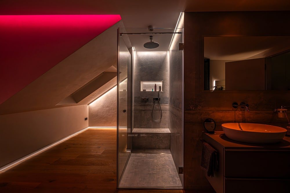 Modernes Badezimmer mit begehbarer Glasdusche