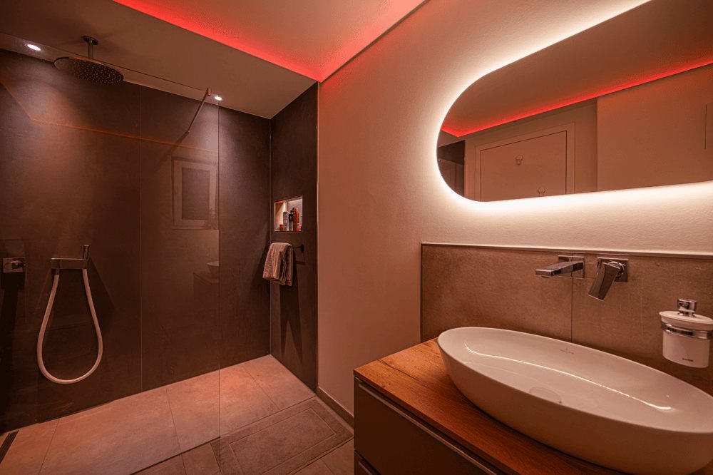Modernes Badezimmer mit begehbarer Dusche und ovalem Waschbecken